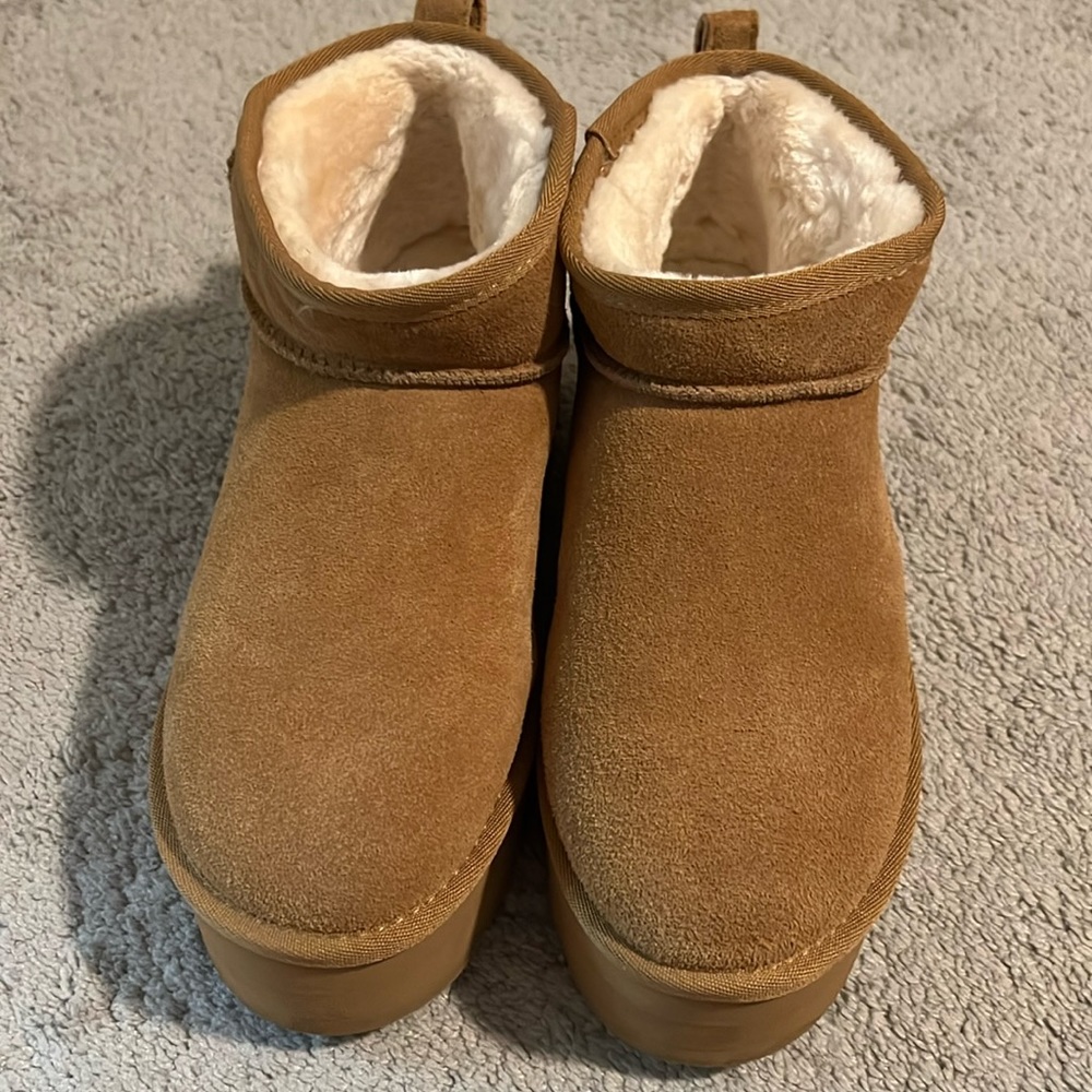 CUSHIONAIRE Women's Hippy Genuine Suede pull on platform boot +Memory Foam